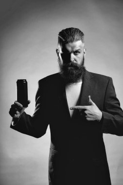 Bira kutusuyla sakallı adam.