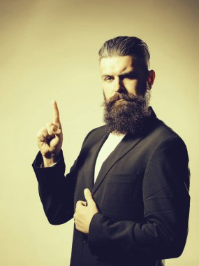 Ceketli sakallı yakışıklı adamı