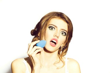 Makyaj süngeri olan kadın.