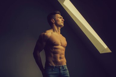 Kaslı adamın pencere yanında