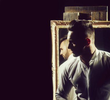 seksi atlet cesedin yanında vintage ayna ile kas maço adam