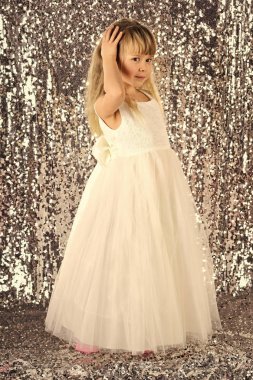 Gümüş arka plan, güzellik moda modeli. Şık elbiseli küçük kız balo. Moda ve güzellik, küçük prenses. Elegance şık seksi elbiseli kız çocuk. Bak, Kuaför, makyaj