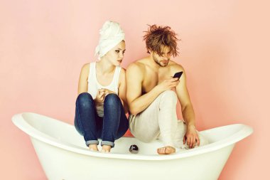 kaç aşk, erkek ve kadın üzerinde telefon ile küvet içinde