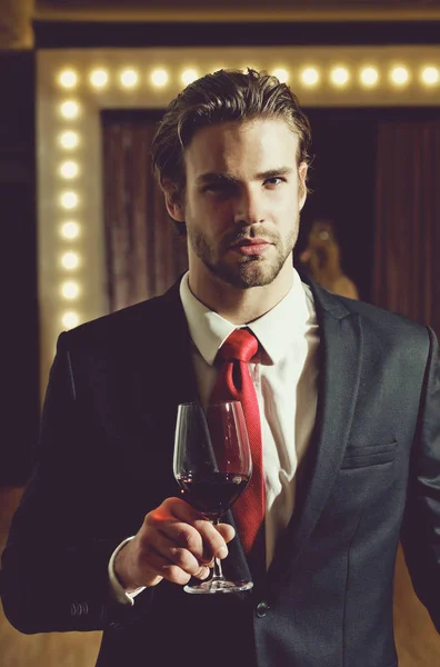 Iş adamı tutun şarap cam, Toplantı ve rahatla — Stok fotoğraf