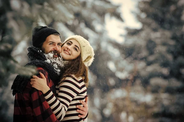 Menina do ano novo e cara na floresta nevada . — Fotografia de Stock