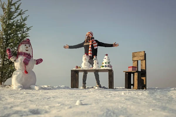 Sneeuwpop en xmas boom op besneeuwde landschap — Stockfoto