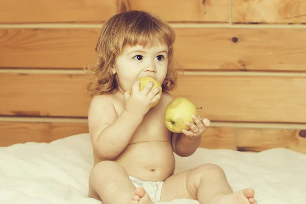 Pojken äta äpplen — Stockfoto