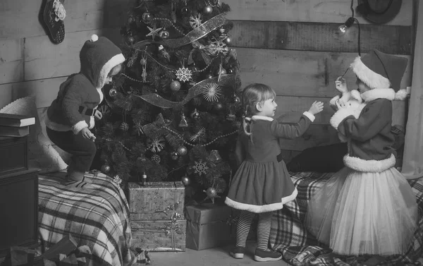 Navidad niños felices en sombrero rojo . — Foto de Stock