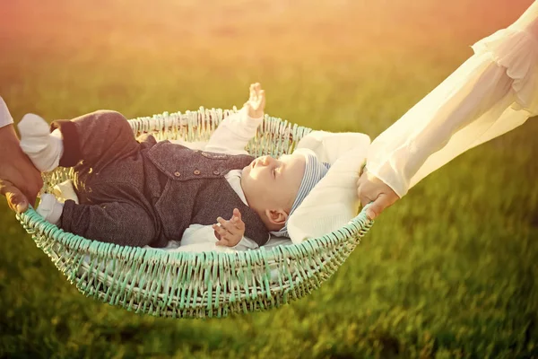 Bebé niño dormir en cuna sostenido en las manos — Foto de Stock