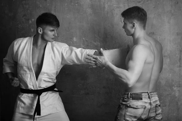 Homens treinando karatê — Fotografia de Stock