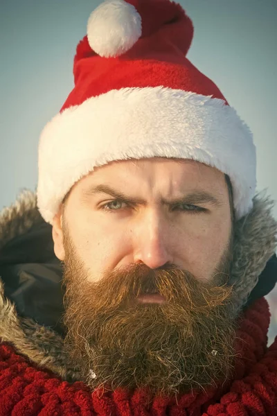 Yeni yıl adam mavi gökyüzü.