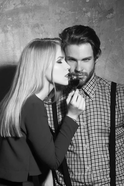 Maço ve kırmızı likör bardak ile poz kadın