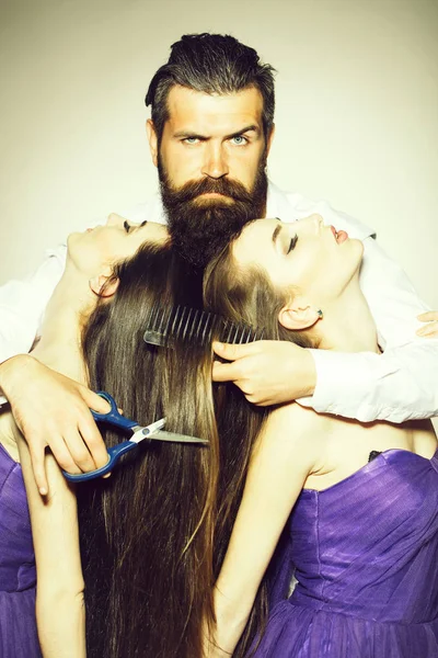 Peluquero barbudo y dos mujeres — Foto de Stock