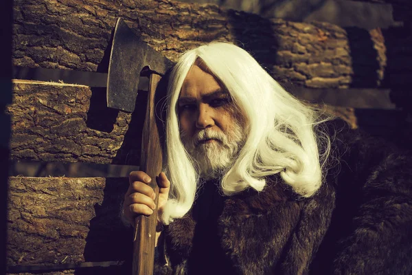 Old man with axe — Stock Photo, Image