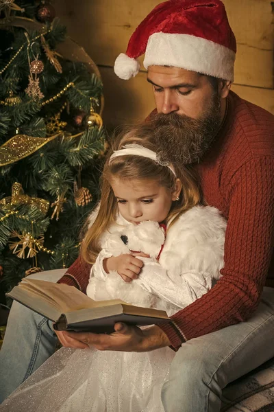 サンタ クロース子供とクリスマス ツリーのひげを生やした男. — ストック写真