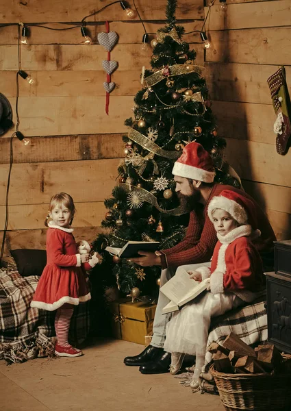 Santa claus kid a vousatý muž na vánoční stromeček. — Stock fotografie
