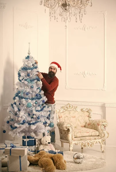 Santa Claus hombre con regalo de juguete . — Foto de Stock