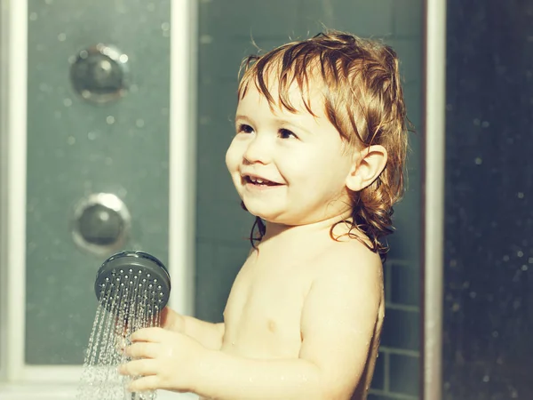 Menino pequeno no chuveiro — Fotografia de Stock