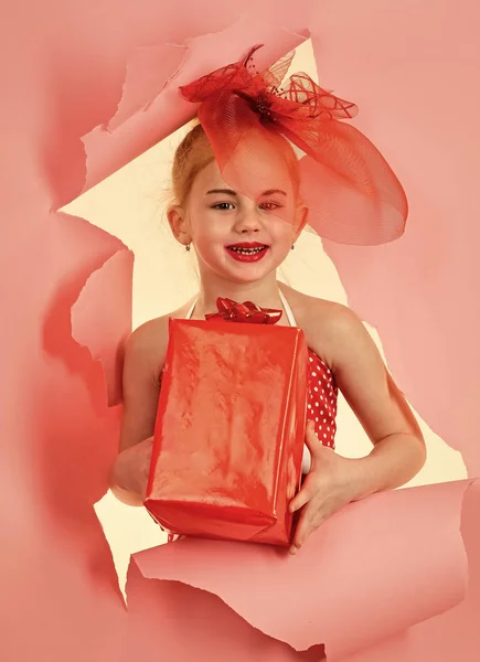 Enfance et bonheur, boîte cadeau. Enfant avec sac cadeau, cyber lundi. Jour de boxe, fête et fête. Petite fille avec paquet shopping, vendredi noir. Anniversaire et Noël . — Photo