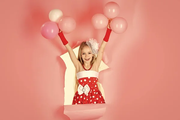 Küçük kız pembe bir arka plan üzerinde balonlarla oynamayı — Stok fotoğraf