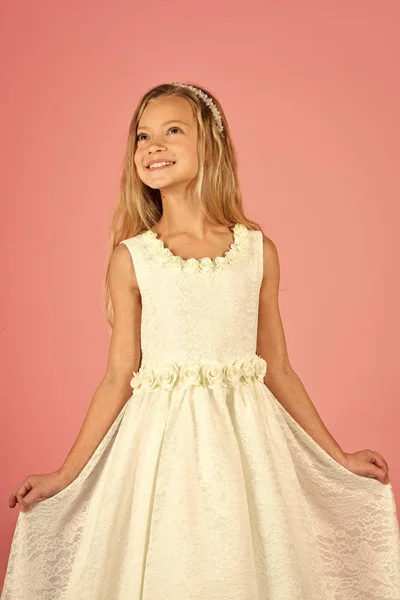 Lindo bebé niña moda modelo bonito rubia rizado señora pelo divertido niño cumpleaños fiesta diversión niños habitación estilo ropa vestido . — Foto de Stock