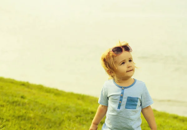Aranyos kisfiú fejét divatos napszemüveg — Stock Fotó