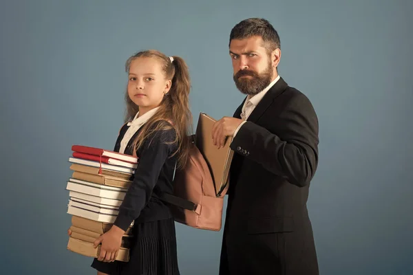 Aula y concepto de educación alternativa. Hombre barbudo —  Fotos de Stock