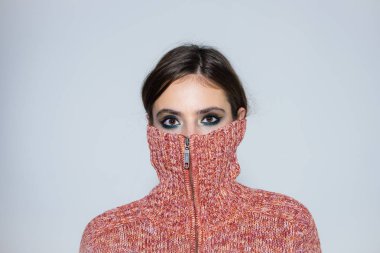 Funky güzellik. Kalça ve şık. Saf güzellik. kadın moda makyaj ile. glamour makyaj kız. Güzellik salonu ve Kuaför. Kış aylarında cilt bakımı ve makyaj kozmetik. Yüz bakımı. Gerçekten tatlı bir kız