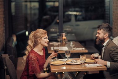 Öneri ve yıldönümü. Romantik ilişkiler, aşk aile çift tarihi. Erkek ve kadın iş görüşmesi. İki aşık restoranda. Sevgililer günü seksi kadın ve sakallı adam.