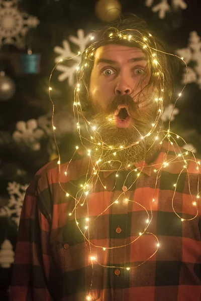 Girlande auf Weihnachtsmann als Dekoration. — Stockfoto