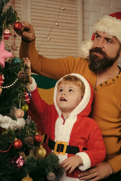 Yeni yıl küçük bir çocuk evlat ve oyuncak adam.