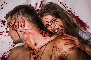 Sevgi ve kanlı hikayesi - vampir kadın sevgilisi ısırma. Vampir moda tasarım sahnesi, seksi dişi vampir kız kanlı bir. Kanlı bir çift, bir vampir kız kaslı bir adam boynundan ısırıyor.