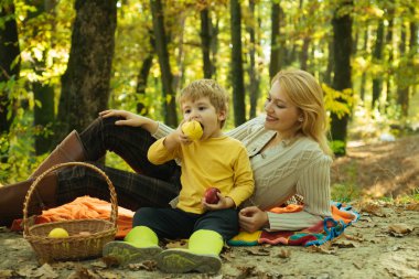 Sonbahar aile kamp Park ve yeme elma. Aktif kişi ve mutlu aile kavramı. Açık havada. Kamp çocuklar ve anne ile sonbahar. İyi Aile kavramı.