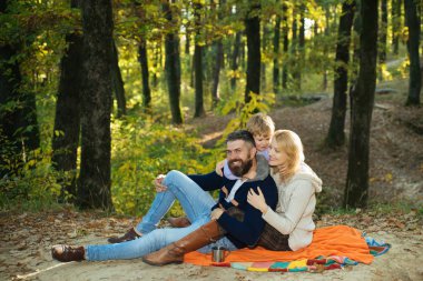 Sonbahar Parkı 'nda Mutlu Aile Kampı. Aktif insanlar konsepti. Açık havada. Çocuklarla sonbahar kampı, anne ve babayla. İyi aile kavramı.