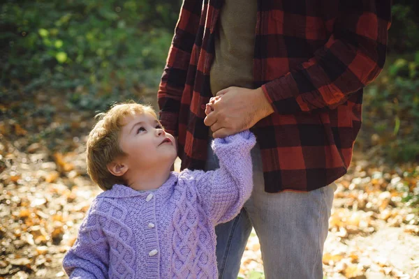 아버지는 자녀의 손을 보유 하고있다. 숲에서 산책 하는 동안 그의 아버지와 함께 귀여운 작은 소년. 어린 시절 가족 개념입니다. 빈티지 드레스. — 스톡 사진