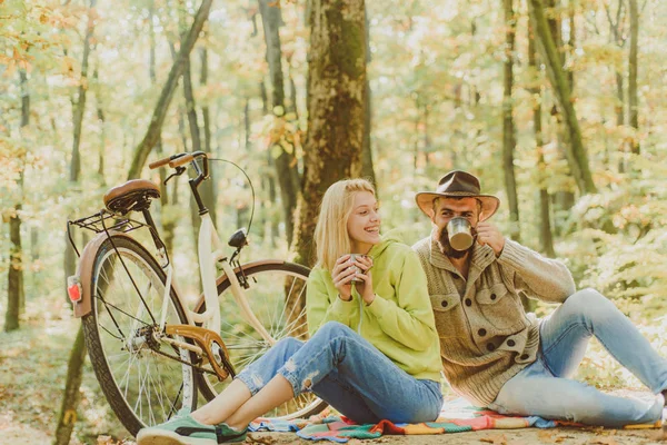 Par med vintage cykel. Hösten Camping i parken. Par i kärlek du cyklar i parken. Aktiva människor. Utomhus. — Stockfoto