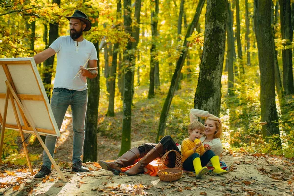 Boas férias em família no Outono Park. O pai desenha a natureza. Feliz conceito de família. Acampamento de outono com crianças, mãe e pai . — Fotografia de Stock