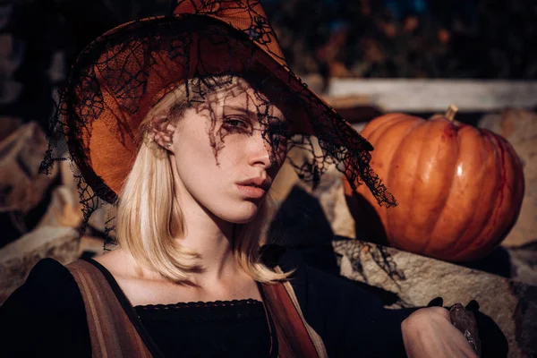 Szczęśliwy gothic młoda kobieta w witch halloween kostium. Koncepcja Halloween. Portret kobiecy Halloween. — Zdjęcie stockowe