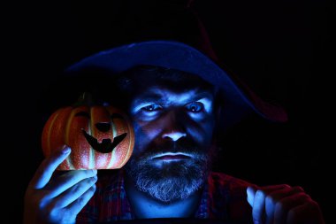 Cadılar Bayramı arka plan üzerinde komik bilge Sihirbazı. Sihirbaz, büyücü, falcı. Gizem ve korku kavramı. Jack o fener. Cadılar Bayramı, tatil kutlama.