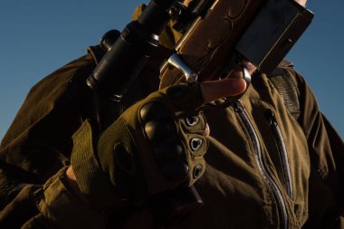 Hunter avı av tüfeği silahla. AV ekipmanları Satılık.