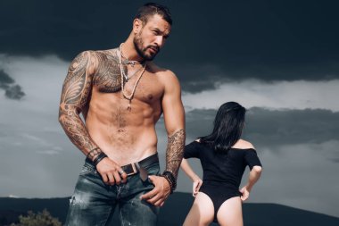 Özel dans ve erkek striptiz. Adam parfüm. Çılgın seks. Güzel bayan ve Latinler adam karanlık gökyüzü arka plan üzerinde.