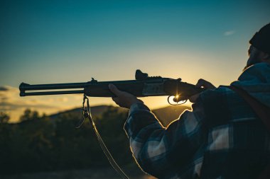 Av silahı. Sınır tanımayan avlar. Hunter avı av tüfeği silahla. Kalibre tüfek avcılık. İzini.
