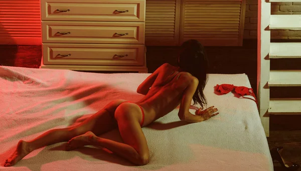 Mujer sexy en lencería en la cama. Juego previo sensual por mujer en la cama . — Foto de Stock