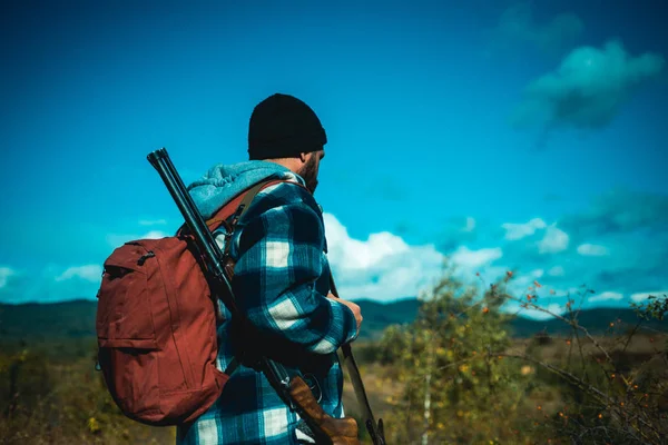 Illegale Jagd auf Wilderer im Wald. Jäger mit Gewehr auf Jagd. amerikanische Jagdgewehre. Gewehr. — Stockfoto