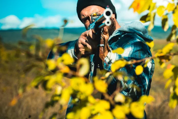 Wilderer mit Gewehr, der einige Rehe erspäht. Jagd ist die Praxis, Tiere zu töten oder zu fangen. — Stockfoto
