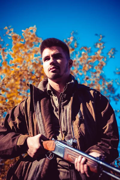 Braconnier avec fusil repérant des cerfs. Braconnier de chasse illégal dans la forêt. Chasseur avec fusil de chasse sur chasse . — Photo
