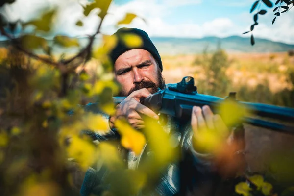 Keskin nişancılar karabina açık avcılık kapatın. Adam holding av tüfeği. Hunter avı av tüfeği silahla. Geyik avı. — Stok fotoğraf