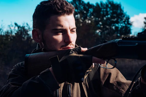 Gros plan snipers carbine à la chasse en plein air. Gros plan Portrait de l'hamdsome Hunter. Chasseur avec fusil de chasse sur chasse . — Photo