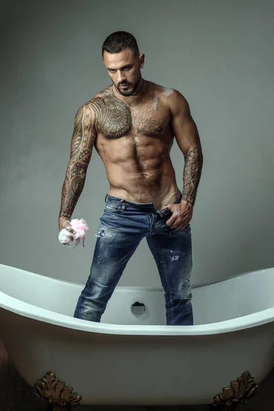 Homem bonito brutal com o corpo tatuado. Homens moda Brutal modelos . — Fotografia de Stock