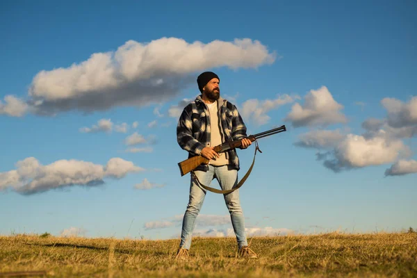 Caza sin fronteras. Hunter con escopeta a la caza. Temporada de caza cerrada y abierta . — Foto de Stock